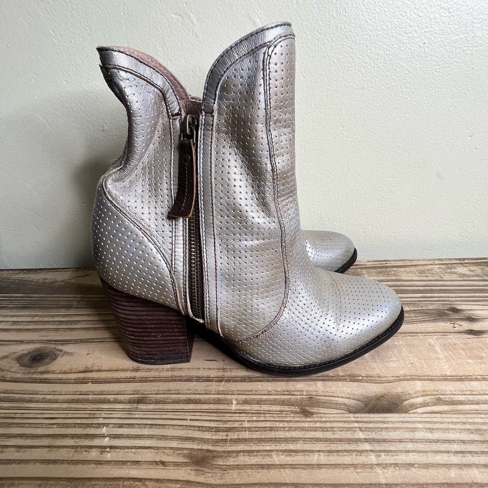 Seychelles silver boot metallic around the world Perforated Double Zipper 9.5